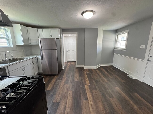 Building Photo - 3 Bed, 1.5 Bath Home with Huge Yard, Deck ...