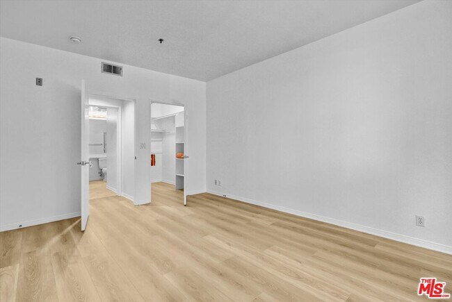 Building Photo - 2222 Beachwood Dr