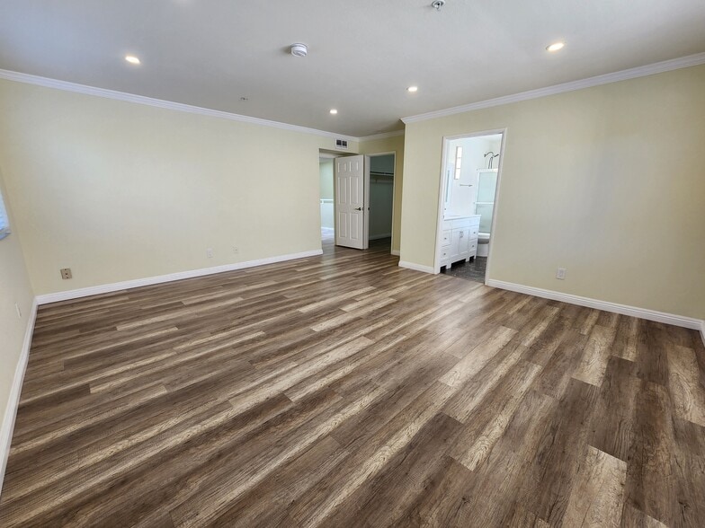 Building Photo - 420 Riverdale Dr