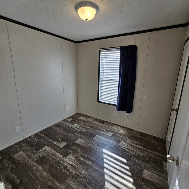 Building Photo - 3-bedroom, 2-bathroom, 960 square feet of ...