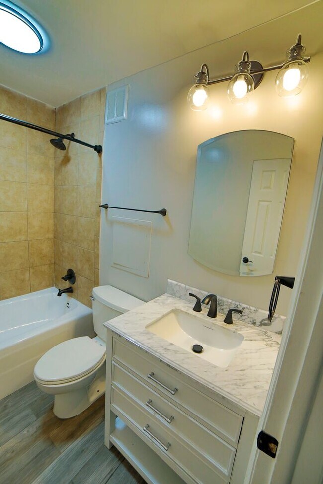 Building Photo - Year lease! Remodeled! 2 parking spots! Wa...