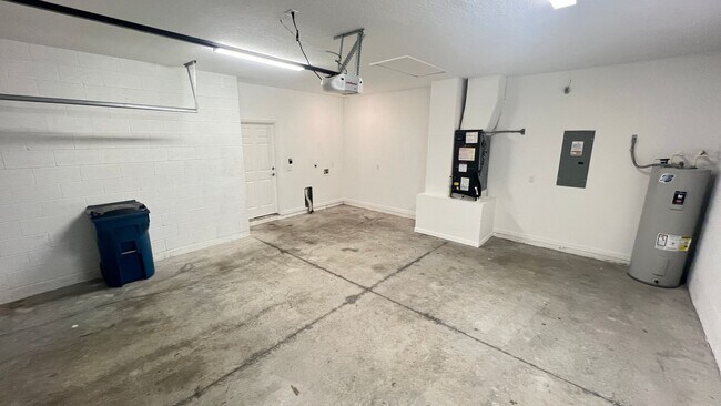 Building Photo - Beautiful 3 Bedroom, 2 Bathroom Home in Palm Bay!!