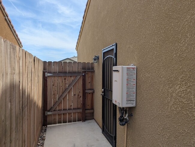 Building Photo - Modern and well appointed home in Clovis, ...