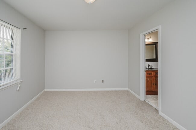 Building Photo - 2645 Southbury Cir