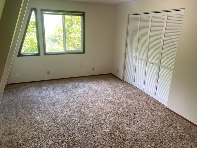 Building Photo - 3 bedroom 1.5 Bath Tandem Home!