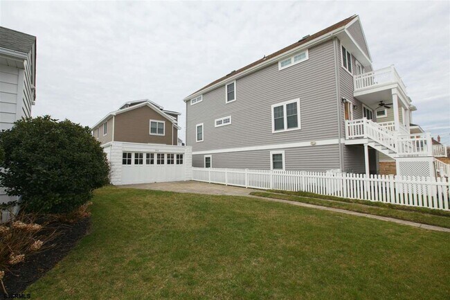 Building Photo - 104 N 35th Ave