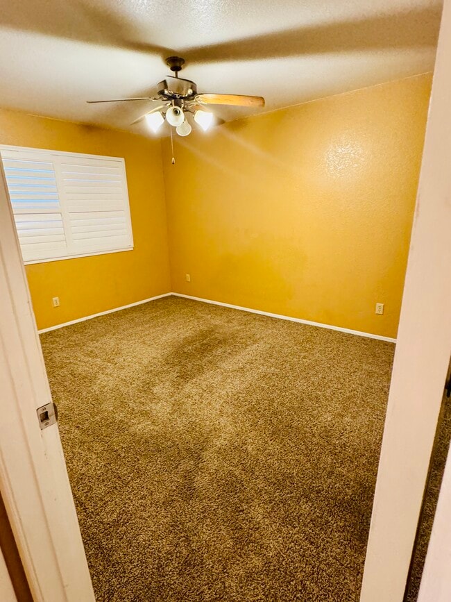 Building Photo - 1530 Burgundy Dr