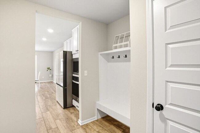 Building Photo - Like new, Move in Ready.