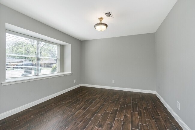 Building Photo - 1719 Longhorn Dr