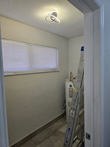 Building Photo - 1000 NW 55th Ter
