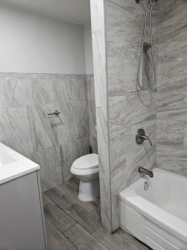 Building Photo - Beautiful 5 Bedroom home in Great Layton Location!