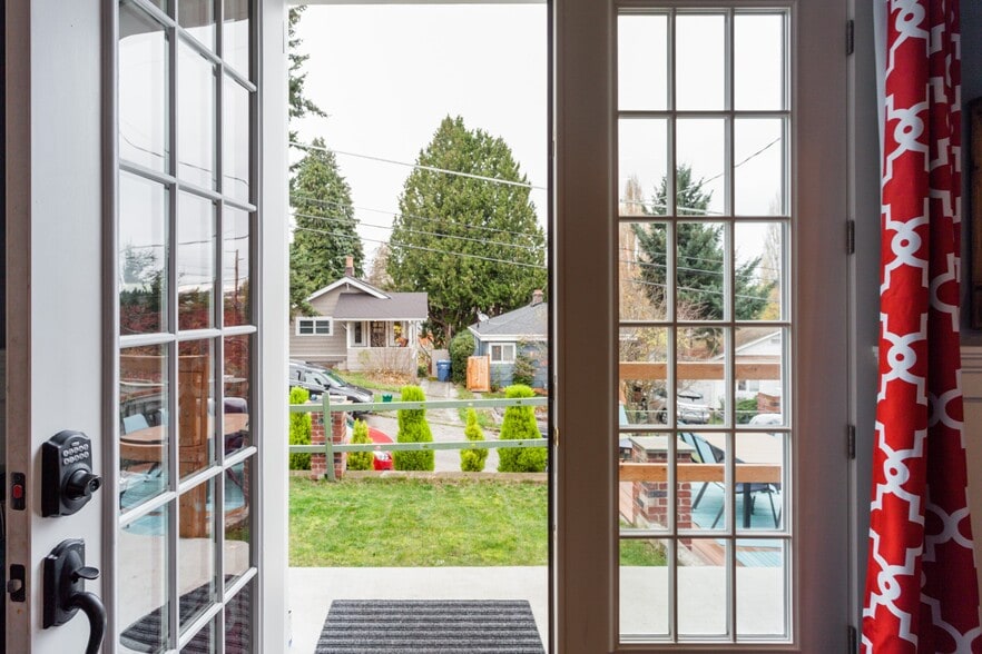 Building Photo - 337 NE 54th St