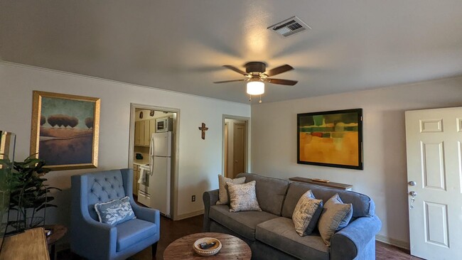 Building Photo - Furnished Corporate 2 Bed 1 Bath 1 Car Gar...