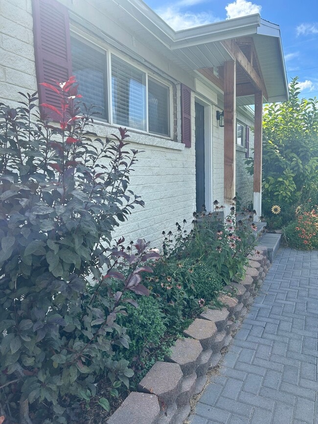Building Photo - 98 E 1500 S