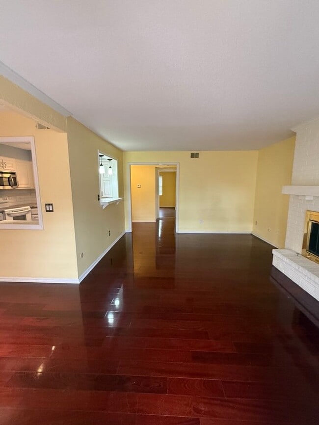 Building Photo - Fantastic Centrally Located Condo