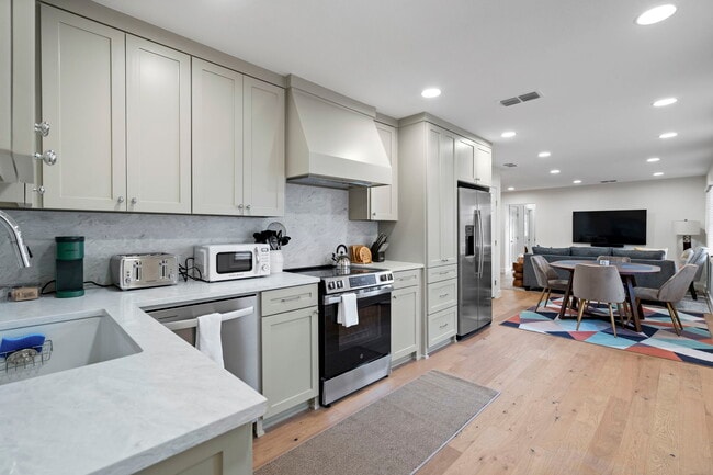 Building Photo - 6501 Ravendale Ln