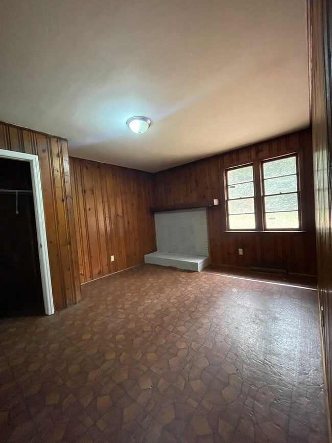 Building Photo - 3 bedroom 1.5 Bathroom