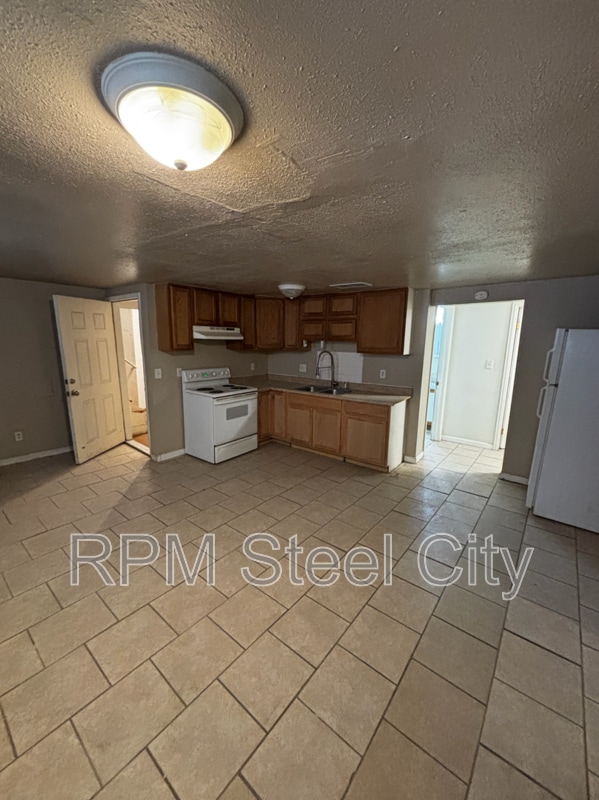 Building Photo - 511 W 12th St