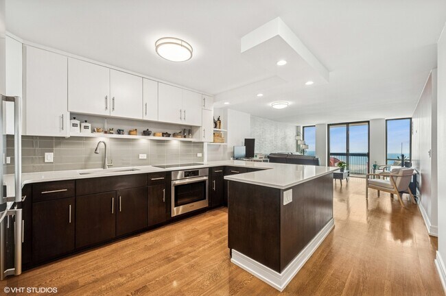 Primary Photo - 1660 N La Salle Dr