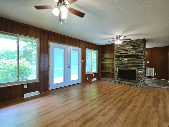 Building Photo - RANCH WITH LARGE LOT IN W. KNOX-CRESTWOOD ...
