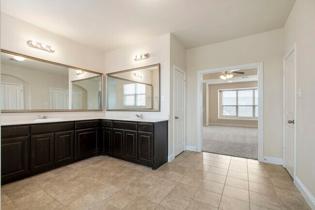 Building Photo - 2640 Venice Dr