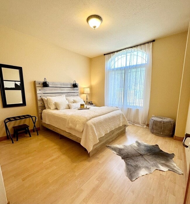 Building Photo - 6 BED | 3 BATH | TRIPLE GARAGE | RED ROCK ESTATES