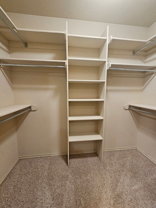 Building Photo - 3 (Bed)/(2) Bath + Office in Royal Oaks. N...