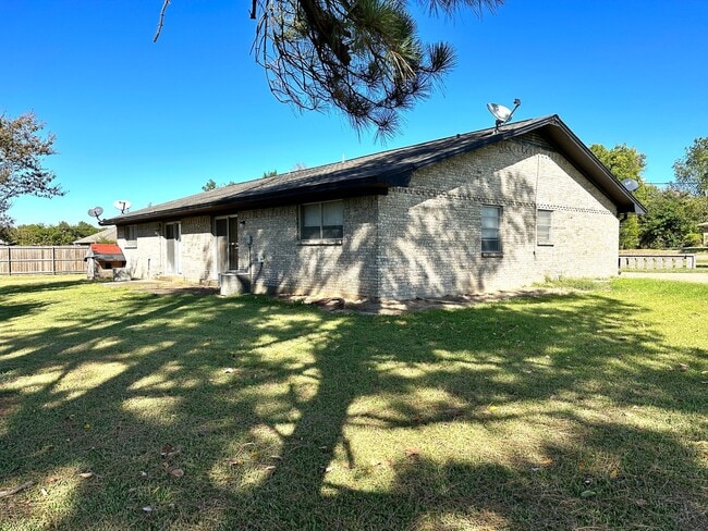 Building Photo - 706 Manson St