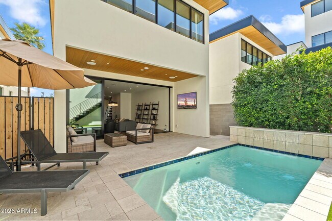 Building Photo - 6916 E 2nd St