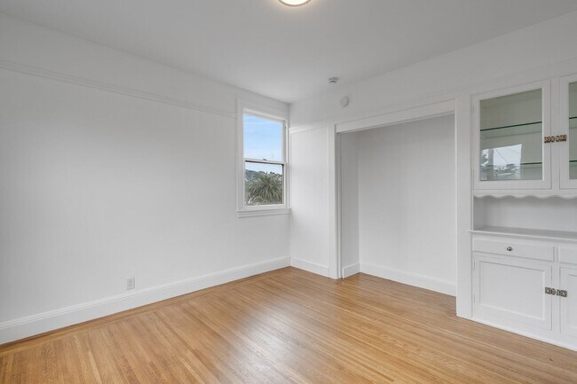 Building Photo - Newly remodeled top floor, pet friendly 1B...