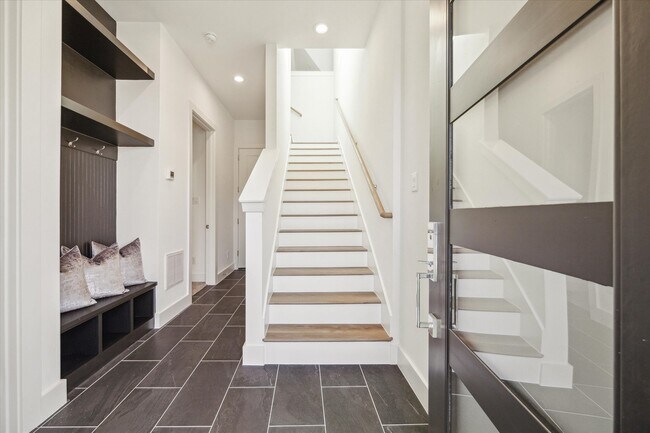 Building Photo - 845 Elkhart St