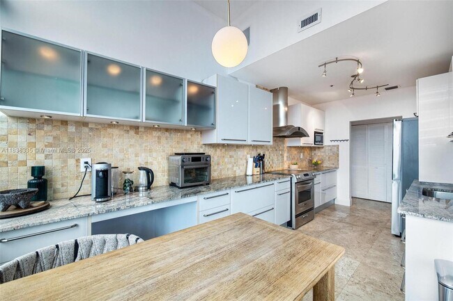 Building Photo - 1581 Brickell Ave