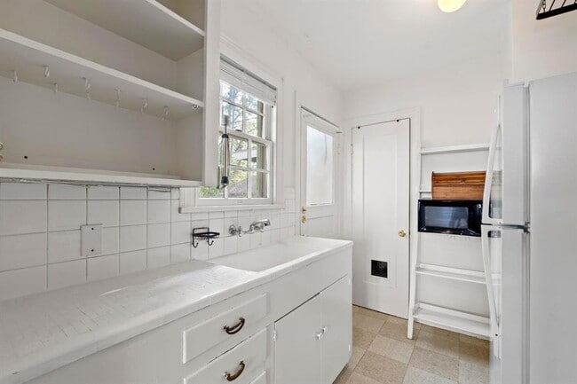 Building Photo - 204 W 43rd St