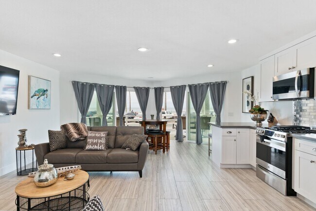 Building Photo - Fully Furnished, Oceanfront Boardwalk in Newport Beach