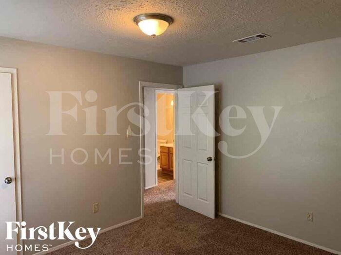 Building Photo - 15310 Meadow Village Dr