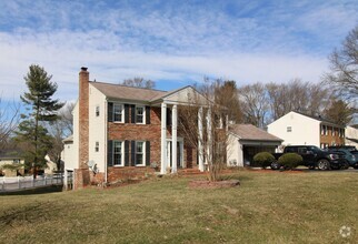 Building Photo - Beautiful 4BR 2 full 2 half bath corner lo...