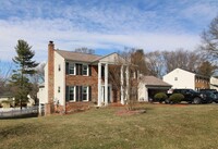 Building Photo - Beautiful 4BR 2 full 2 half bath corner lo...