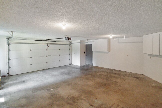 Building Photo - Beautiful Single Family Home Located In In...