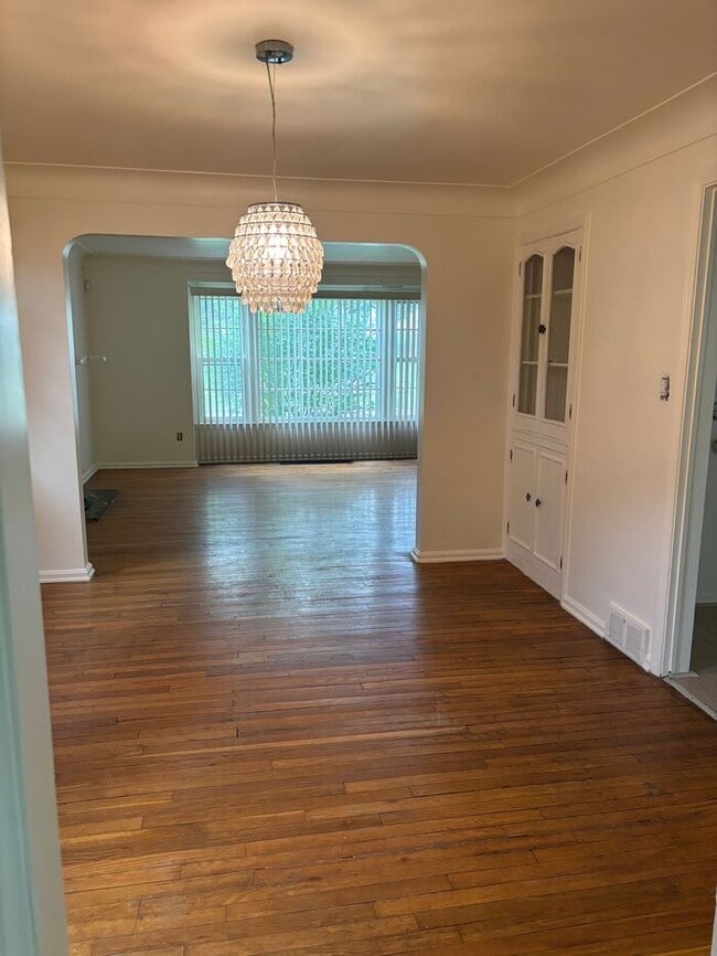 Building Photo - Charming 3 beds 1.5 baths in South Euclid!