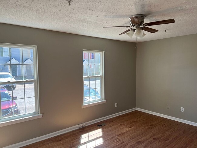 Building Photo - Modern 3BR/2.5BA Townhome