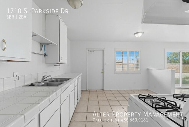 Building Photo - 1710 S Parkside Dr