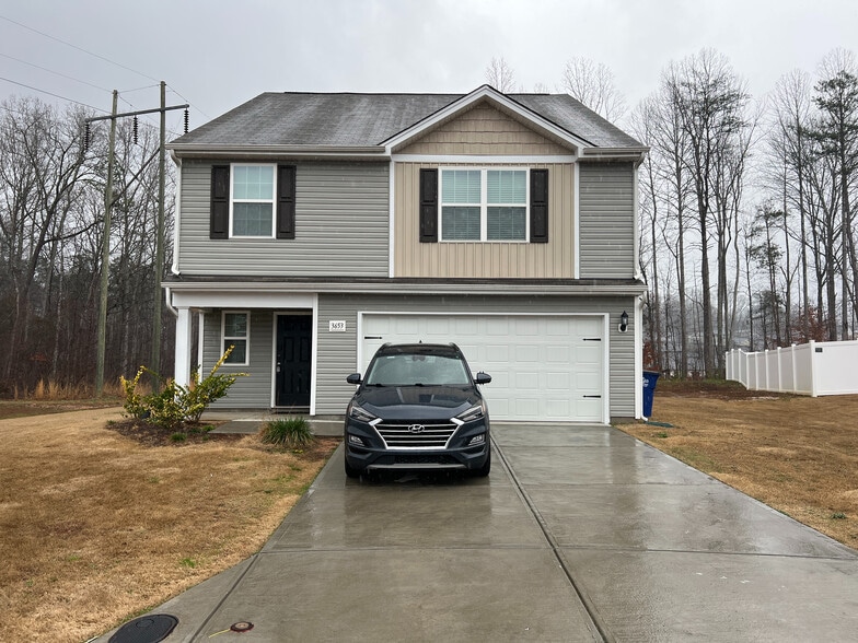 Building Photo - Room in Single Family Home on Fallen Tree Dr