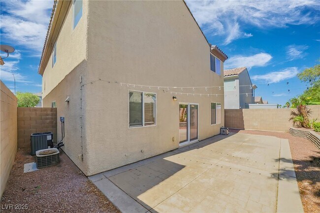 Building Photo - 2872 Strathallan Ave