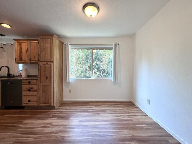 Building Photo - 2 Bed 1 Bath Duplex near Gresham Station!