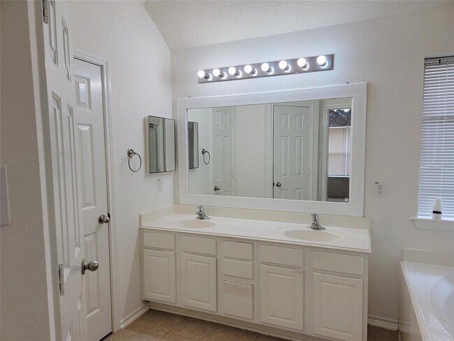 Building Photo - 12242 Noco Dr