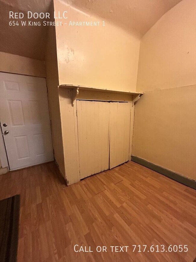 Building Photo - 654 W King St