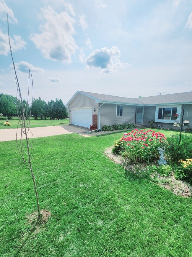 Building Photo - Townhouse (2 bdrm with 2.5 car garage, yard, private basmnt)