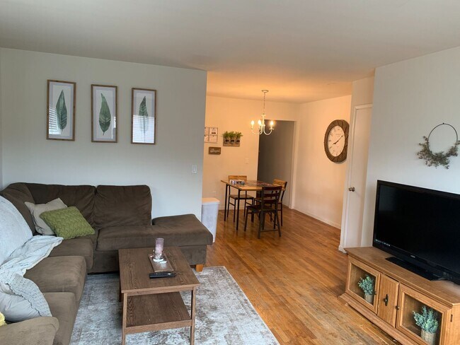 Building Photo - 2 BR IN HYDE PARK WITH OFF STREET PARKING