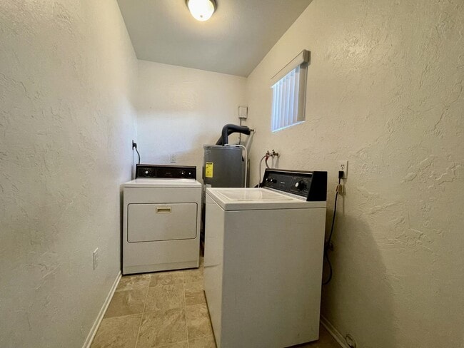 Building Photo - Large yard, 2 bed 1 bath home