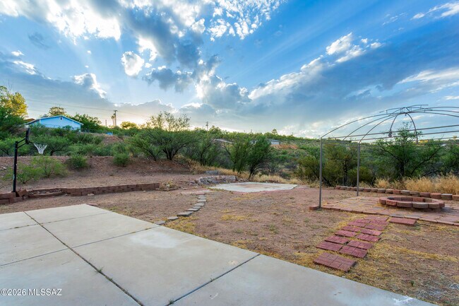 Building Photo - 392 Falcon Ct